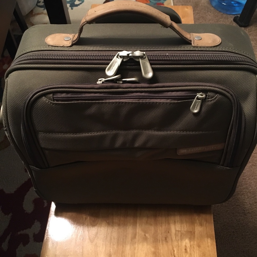 Briggs & Riley Travelware U214-7 wheeled carry on